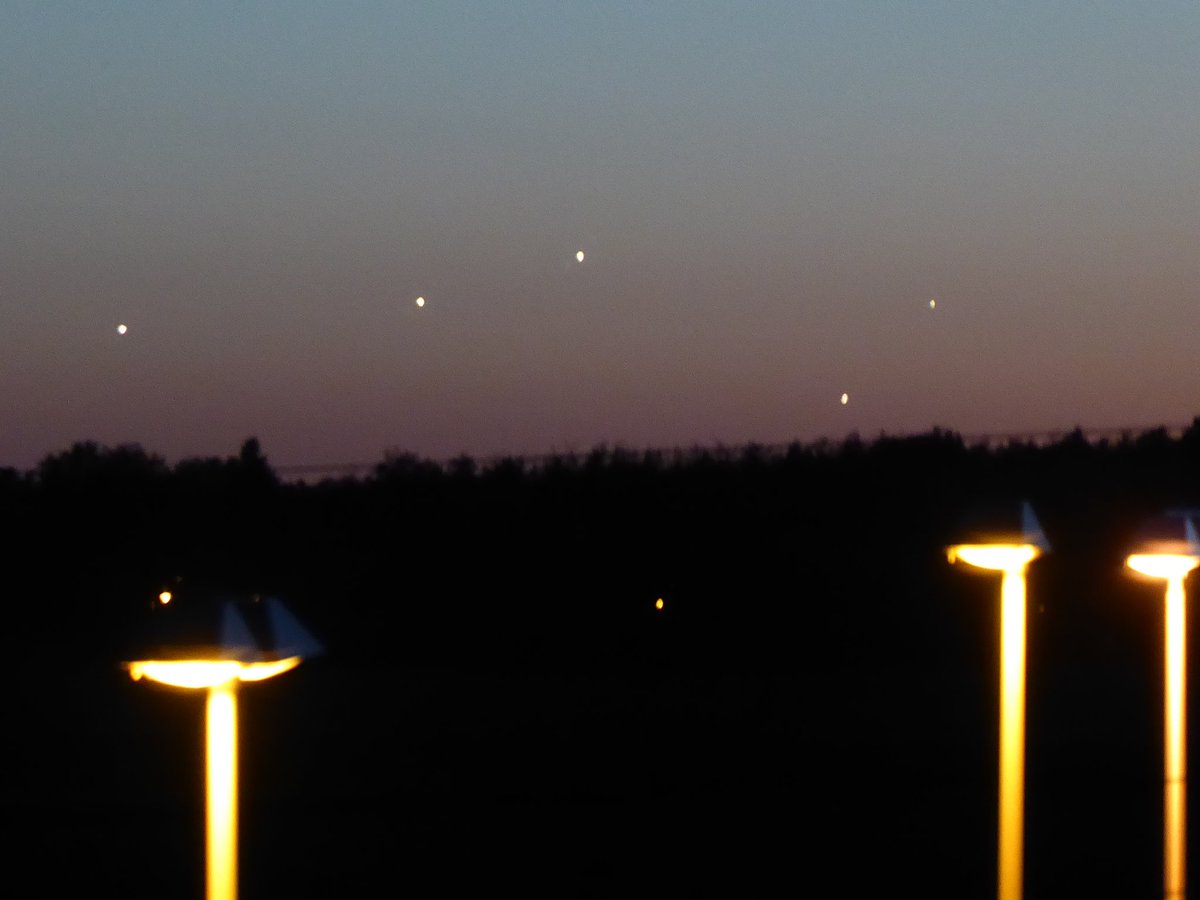 #Flugzeuge im Endanflug
funkeln in der #Ferne
am Himmel wie #Sterne.
Oh, ich Pöt. <a href="/Airport_FRA/">Frankfurt Airport</a> #Frankfurt #Klimaistnatürlichauchwichtig