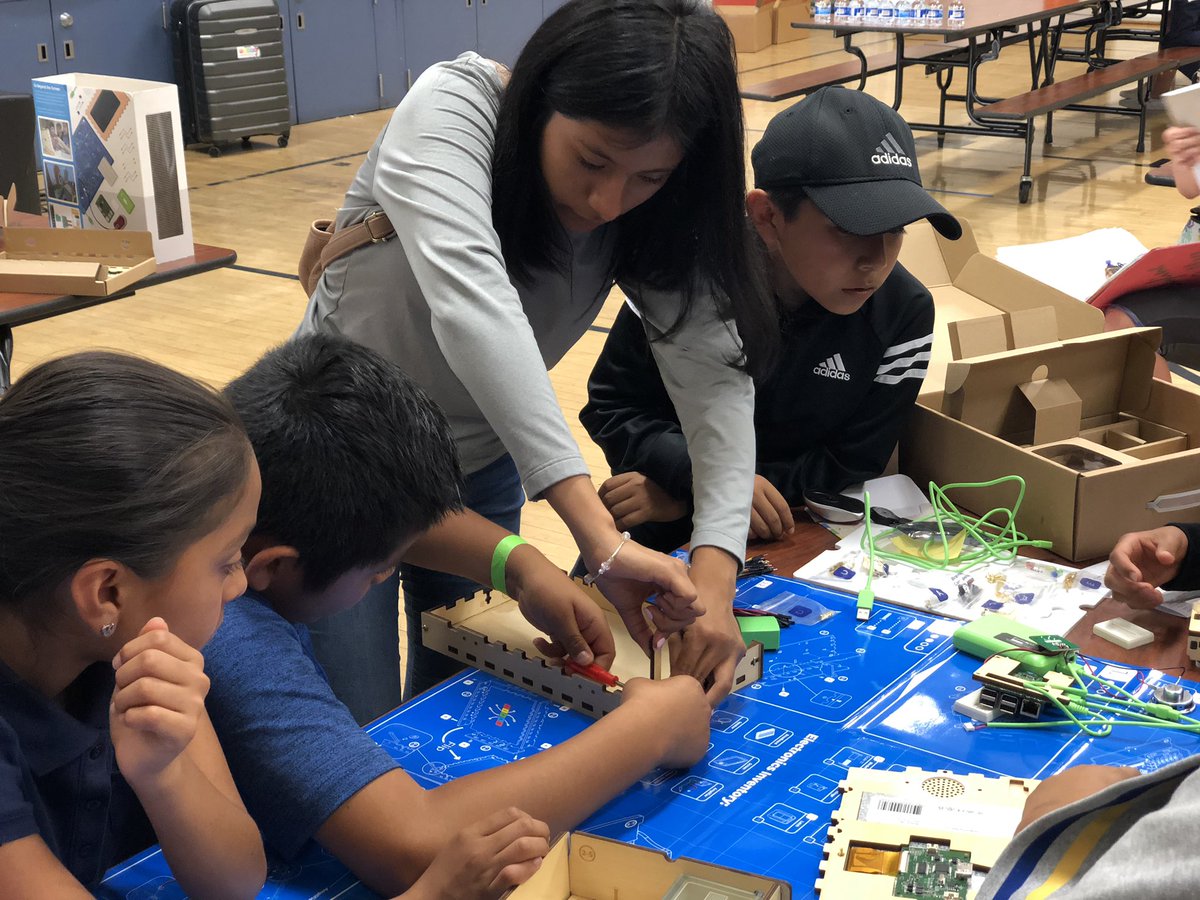 TechCoachEDU's tweet photo. #STEAM week was a huge success! Big THANKS to all of our volunteers at #PiperComputer, #littleBits and @TheFlaig for making it happen! @RWCSchools @brssdk8 @StartWithPiper https://t.co/hquzeDaXS0