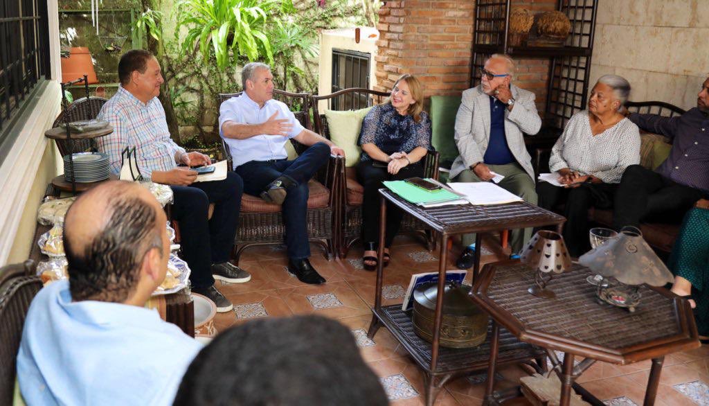 Visionemprende3's tweet photo. Iniciamos agenda de visitas donde @Gonzalo2020RD se reúne con la Unión de Juntas de Vecinos de la Cir. 1 del D.N, que abarca los sectores de San Geronimo, Las Praderas, Estancia Nueva, Los Prados, La Castellana y Ciudad Moderna.
#GonzaloPresidente2020. 
Somos #SanGreNueva. https://t.co/Ol86P5PTsS