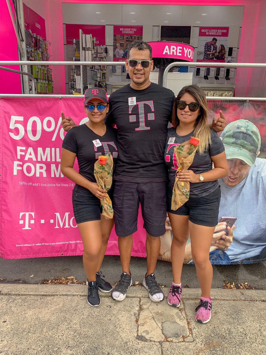 caroar954's tweet photo. There’s nothing better than a truck manager taking care if his truck girls! #bestbossever #worldsbestboss #GoMagentaGo @TMobileTruckSA https://t.co/c0VbBfAc1l