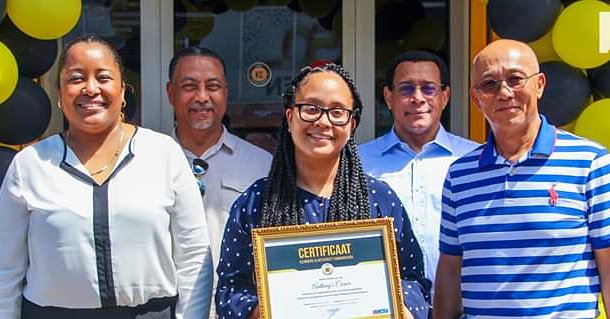 AKooye's tweet image. Anthony’s Corner heeft met haar vier (4) vestigingen namelijk domineestraat, gemenelandsweg, flustraat en de ringweg, vandaag het keurmerk klantgericht communiceren feestelijk in ontvangst, mogen nemen.
#keurmerkklantgerichtcommuniceren #CCPR #VCMP #ASFA #VSB