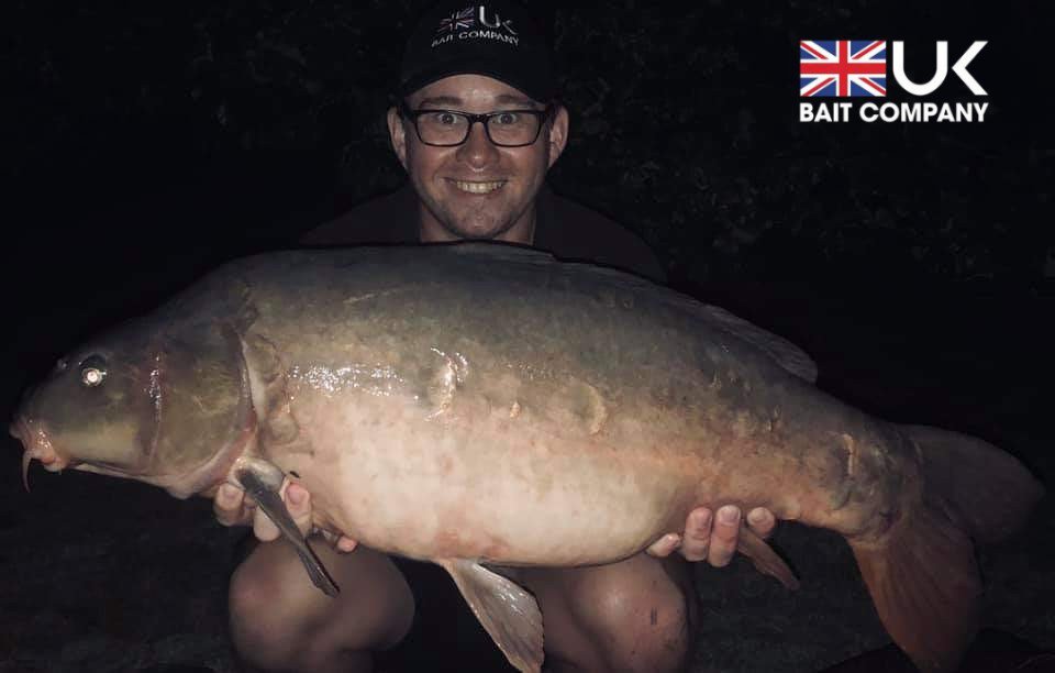 UKBaitCompany's tweet photo. Team captain Tom "The Machine" Blackmore" has been at it again. Another session and another top result for Tom. This time in the shape of this awsome mirror sending the scales around past the magical 30lb mark to 30.15 💪 FIX-8 doing the job for Tom. #UKBAITCOMPANY https://t.co/OPuyeEEMdS