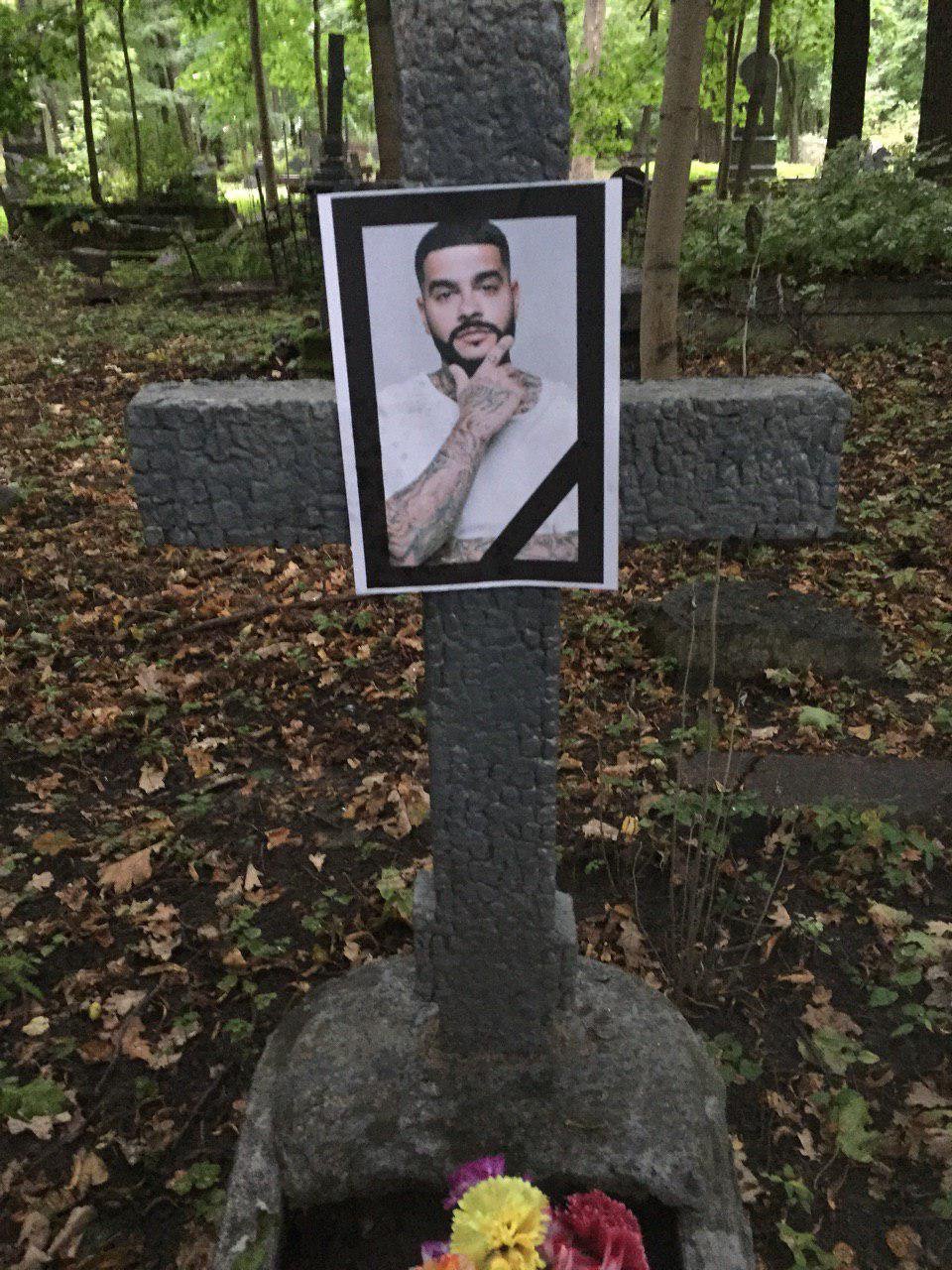 Могила на кладбище
