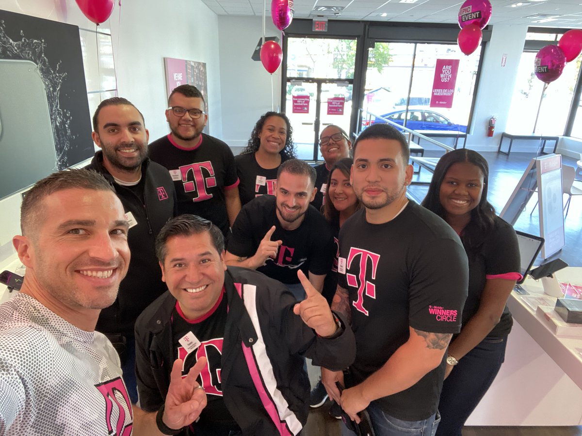 lpetrone9's tweet photo. Awesome to see our LI teams in Oceanside and then Freeport today for day #2 of #iPhone11Launch weekend! Lots of customers taking advantage of the best experience, value and network in wireless📲 #BQLIBiggerBetter2019 #NERules https://t.co/VMkQNqH7mT