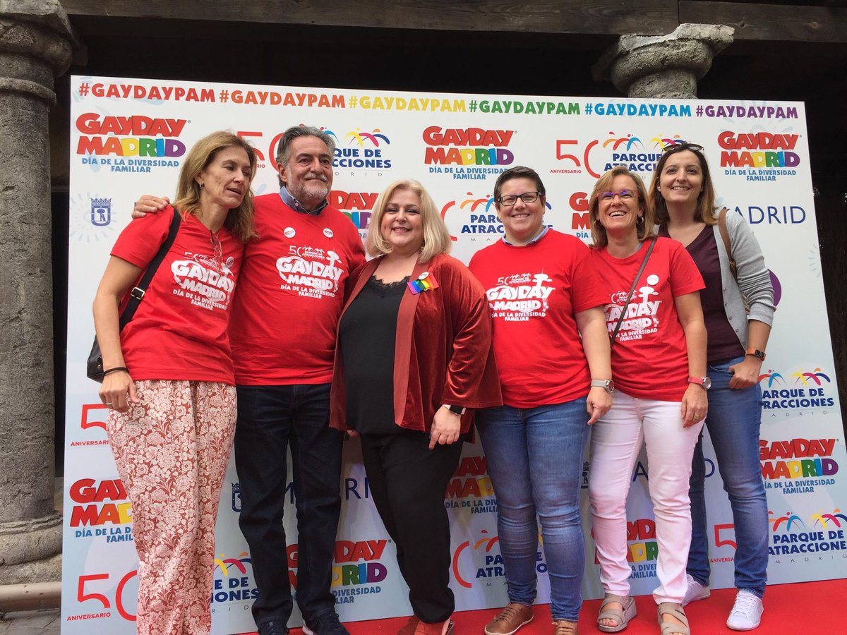 analimaf's tweet photo. En #DiversidadFamiliar en el #GayDayPam en Parque de Atracciones de Madrid @losrapidos1  Contribuyendo a la visualización de la diversidad familiar y #LGBTI en el ámbito del ocio 
✅ Contra la intolerancia y los prejuicios. 
✅ Por el respeto y apoyo a la diversidad familiar https://t.co/PGwrfUNUfD