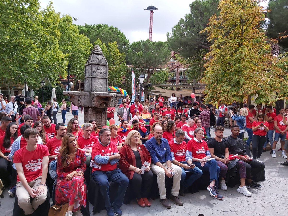 analimaf's tweet photo. En #DiversidadFamiliar en el #GayDayPam en Parque de Atracciones de Madrid @losrapidos1  Contribuyendo a la visualización de la diversidad familiar y #LGBTI en el ámbito del ocio 
✅ Contra la intolerancia y los prejuicios. 
✅ Por el respeto y apoyo a la diversidad familiar https://t.co/PGwrfUNUfD