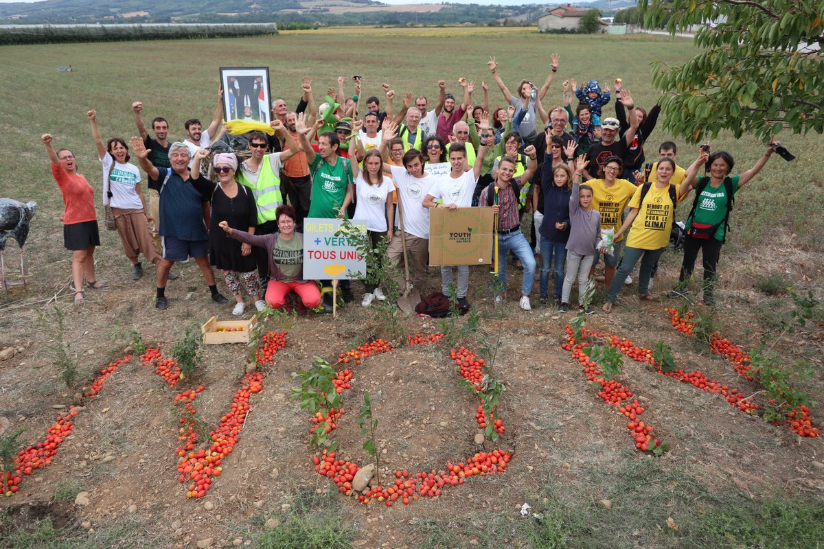 Anvcop21Valence's tweet photo. Aujourd'hui, nous étions à Saint Rambert d'Albon pour l'Opération Autruche, afin de dénoncer la destruction de plus de 500 hectares de terres agricoles pour la construction du parc d'activités AXE7 ! 😡 @ClimatGreve @ConfPaysanne  #GiletsJaunes #MarchePourLeClimat #climat https://t.co/uL7uQTwpFO