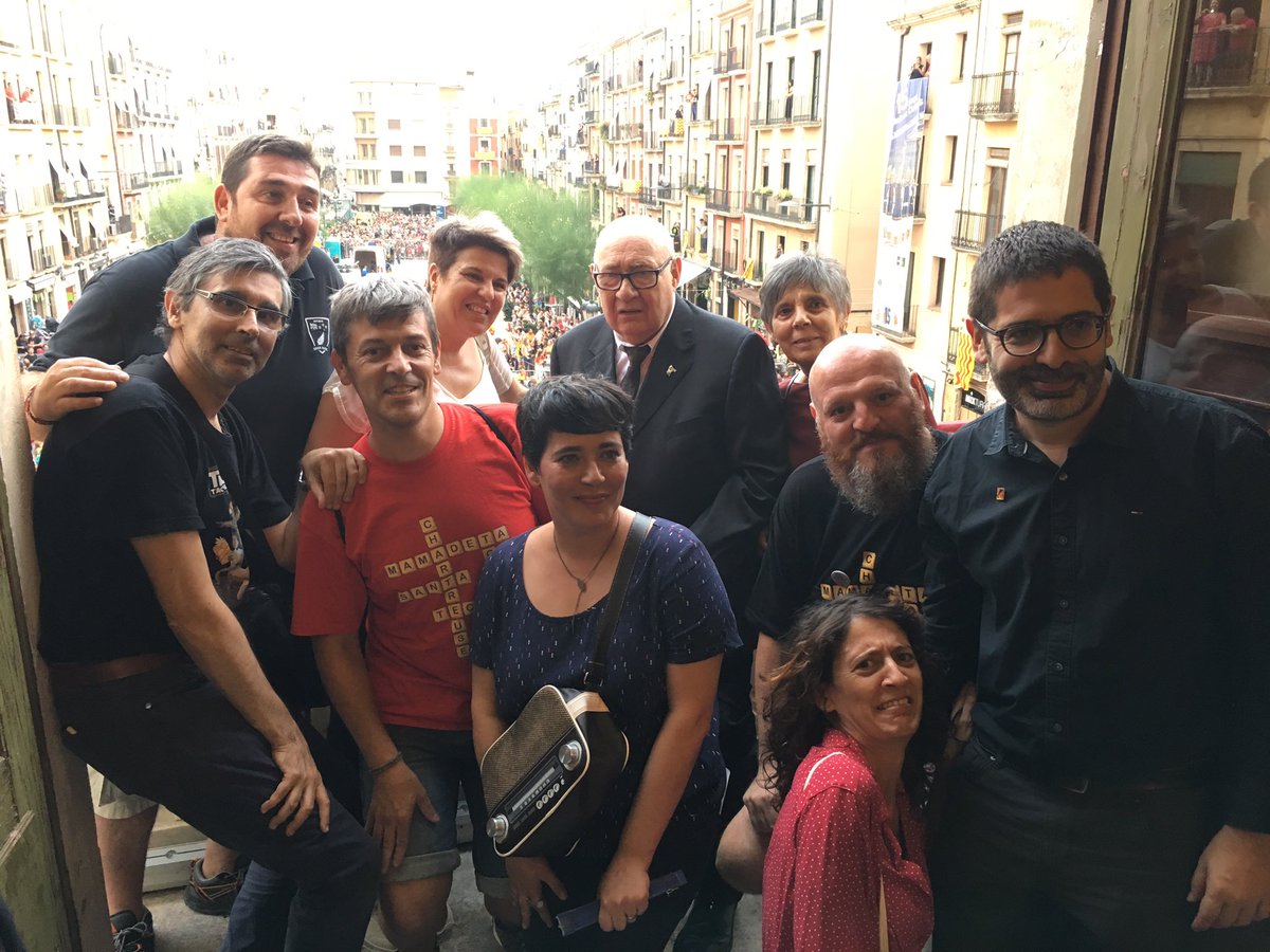 joan_ru_ca's tweet image. Aprofitan la foto de #BoadaPregoner hem ficat micros per tot el consistori. El secrets millors guardats de l&apos;@TGNAjuntament al descobert passades les festes de #SantaTecla2019 #Ahilodejo #TuitairesTarragonins