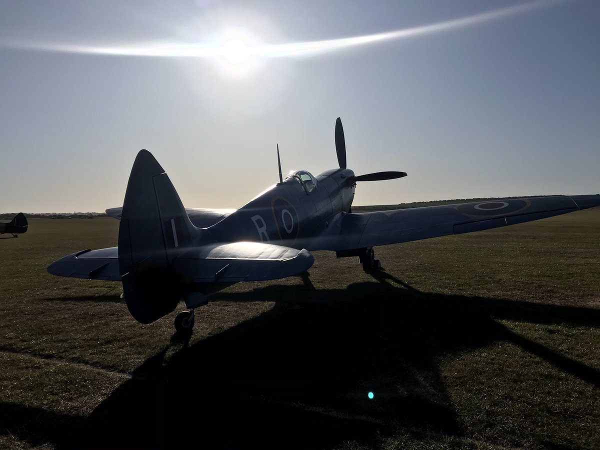 NudgebarsStevo's tweet photo. Arrived early to ‘gin’ clear skies for incredible aerial displays and entertainment @IWMDuxford A truly memorable day. #battleofbritainday #spitfirelounge #duxfordairshows https://t.co/Cjj8m2OhkV