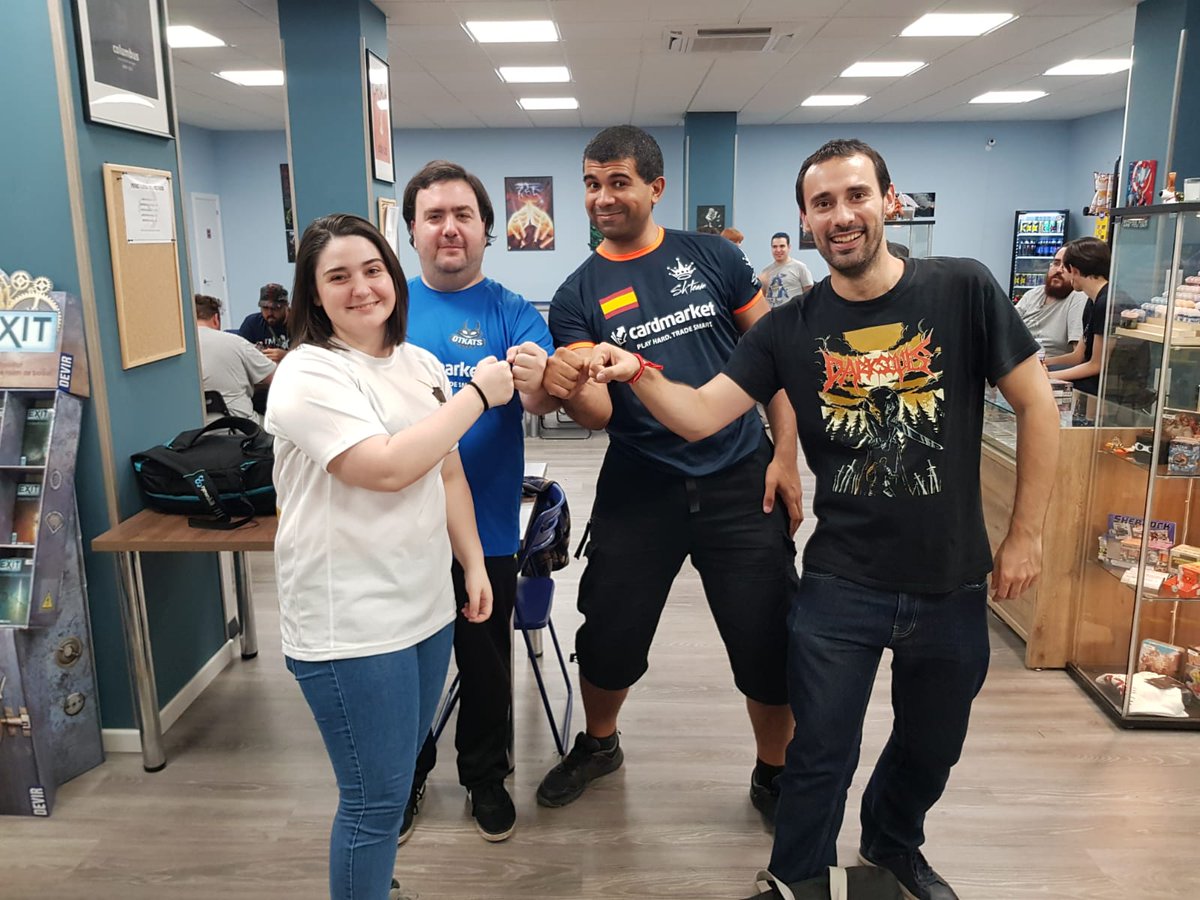 ThraxRed's tweet photo. ¡¡Soooomos los VIP!! @lamalvadabruja @regeroth @ForceOFWill_ES #CarlosVIP #FOWTcg https://t.co/iHaD3ochLo