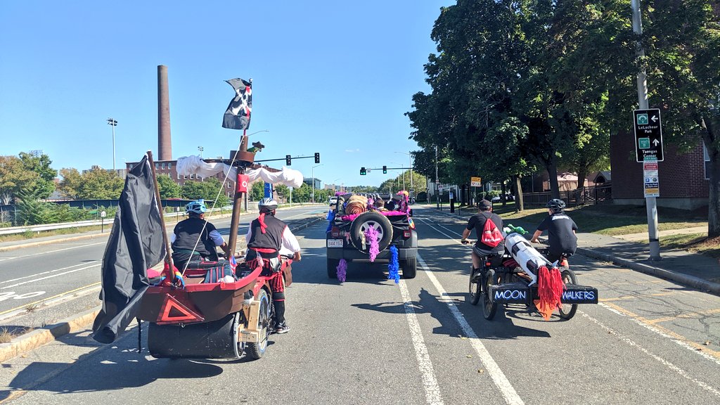 YDOlawrence's tweet photo. Now it's a traffic jam with the lead vehicle ... Pirates of the Merrimack Valley now tied for 1st ... #LKSR @lowell_kinetic #ydoSTEM #ourkids #MakeItPossible https://t.co/53KGwNCuXN