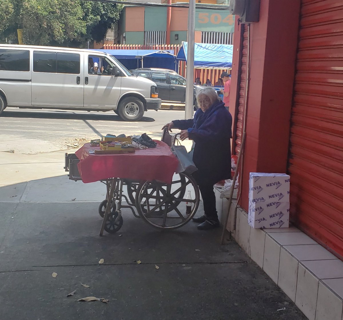 TeAmoTioRober's tweet photo. Esta viejita utiliza su silla de ruedas como puestito para vender sus chiclitos y mazapanes mientras ella espera de pie que alguien le compre. Se encuentra en la esquina de Toribio y Bolívar en la colonia Obrera. ¿Cómo ven? ¿La hacemos viral pa que venda más? https://t.co/7iAKGSAIu5