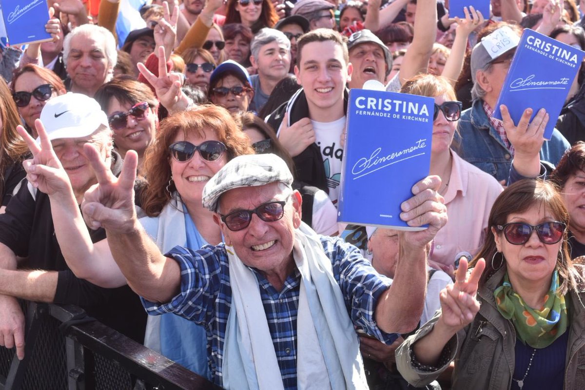 CFKArgentina's tweet photo. Hola La Matanza! En un rato estoy ahí para presentar Sinceramente. 

Gracias a todos y a todas las que se acercaron en este hermoso Día de la Primavera. https://t.co/MaG5HsAEN4