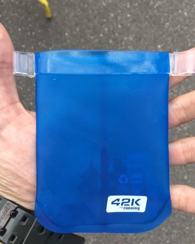 tvallesamuno's tweet photo. Importante!! Lo de la foto es el vaso que lleváis en cada bolsa: NO HABRÁ VASOS EN NINGÚN AVITUALLAMIENTO, ni en meta. https://t.co/MFqx3Or71A https://t.co/rZP4e2qar2