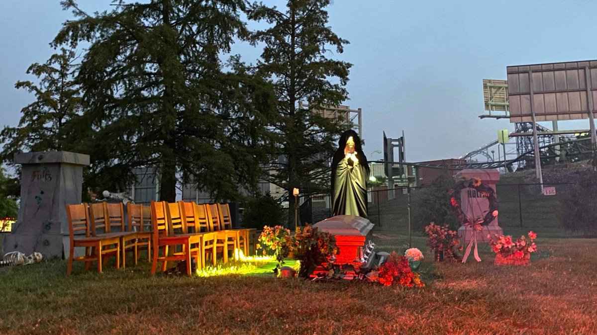 ThemeParkReview's tweet photo. Kings Island had another “funeral scene” set up at #KIHaunt this year. Could they be killing off another ride? 🤔 What do you think? https://t.co/9xs7H3NB1I
