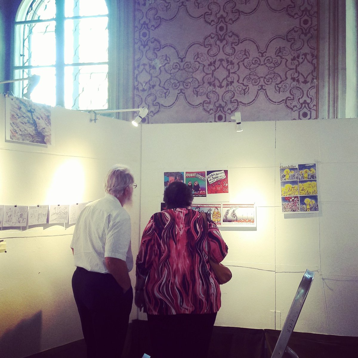 MirRoyComics's tweet photo. Heute 1. Tag Aufbau des #ösüdcomicartoon #comicfestival . Obwohl erst in zwei Tagen Eröffnung, kamen bereits die ersten Besucher, sahen sich alles an, einige zeichneten sogar und stellen nun mit aus. #ösüdcom #cosplay #slampoetry #comics #cartoon #karikatur https://t.co/X7sT7C8mXR