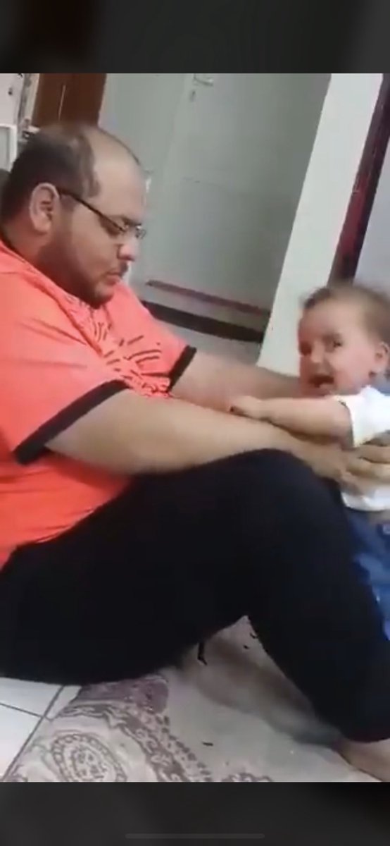 اسال الله ان يشل يدينه اقسم بالله شفت المقطع وعفس جوي الله ياخذه ولايوفقه بعض الناس ماتقدر حتى تسميه مريض لان المريض يكون عنده قلب واحساس هذا حتى الحيوان ارحم منه نظرات الطفله لحالها تحكي مليون كلمة😔💔 #معذب_طفله