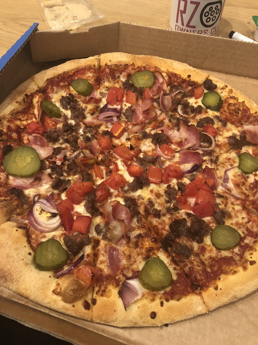 lynprangle's tweet image. 😢😢bacon cheeseburger pizza but no burger sauce and definitely not double bacon as advertised. Sad times @Dominos_UK