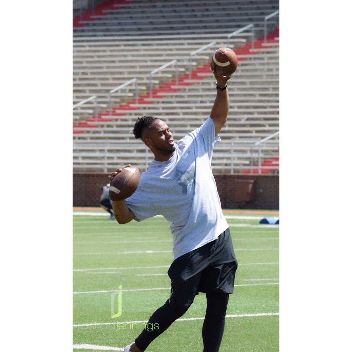 TheRJFoundation's tweet photo. Throw with one hand, catch with the other... that @rashadjennings sure is talented!π
.
.
#RJF #Camp180 #RashadJennings #NFLplayer #NYGiants #OaklandRaiders #JacksonvilleJaguars #nonprofitprograms #nonprofit #philanthropy #charity #football https://t.co/UceY7DfMvp