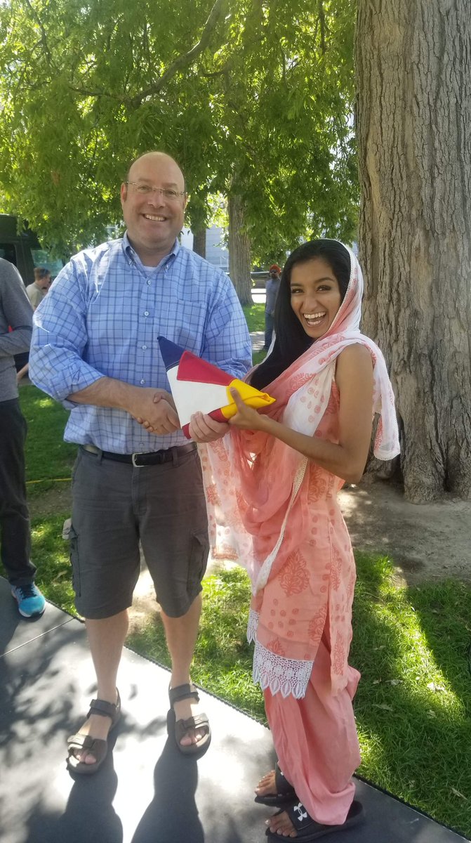 Rosenthal5280's tweet photo. @ColoradoSikhs &amp; @milehichurch did another amazing #langar to provide food for those in need. Also presented #Colorado flag to Serene, who has done so much for the #Sikh community as well as our state! She is off to @UniofOxford, and I hope to visit her there! #coleg #copolitics https://t.co/4j89cWFAYF