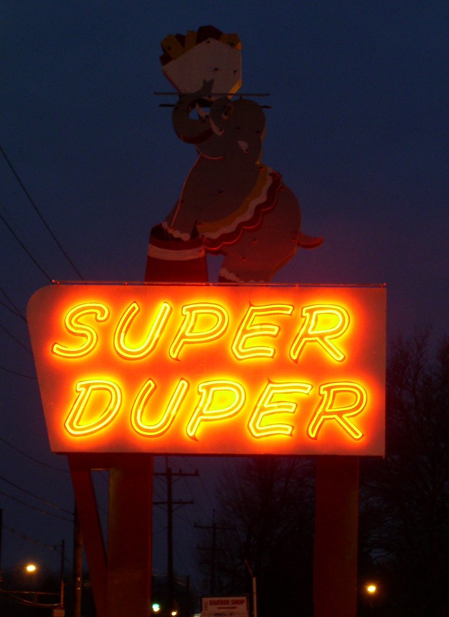 NifMuhammad's tweet image. no idea when this one was taken, but it was a rare miracle for all of the lights to actually be working on the sign, so I'm glad someone captured it.

I wonder where the elephant is now, or if it's for sale. I have nowhere to put it, but the thing meant so much to me.