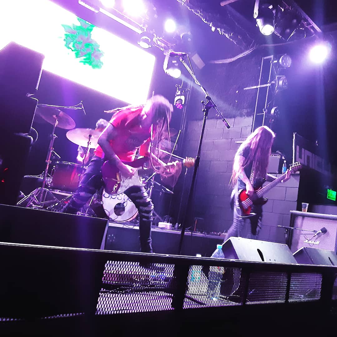 Almasdeacero's tweet photo. El gran paso de @everflowoficial por @UniclubBA - Power Trío Rockero con un show intenso realizando todos temas de autoría propia. .
.
.
.
#SABADO 21//SEPTIEMBRE
#Soster presentando: Forjando Caminos.
#Rock #RockShow https://t.co/Z4WL4bi0t4
