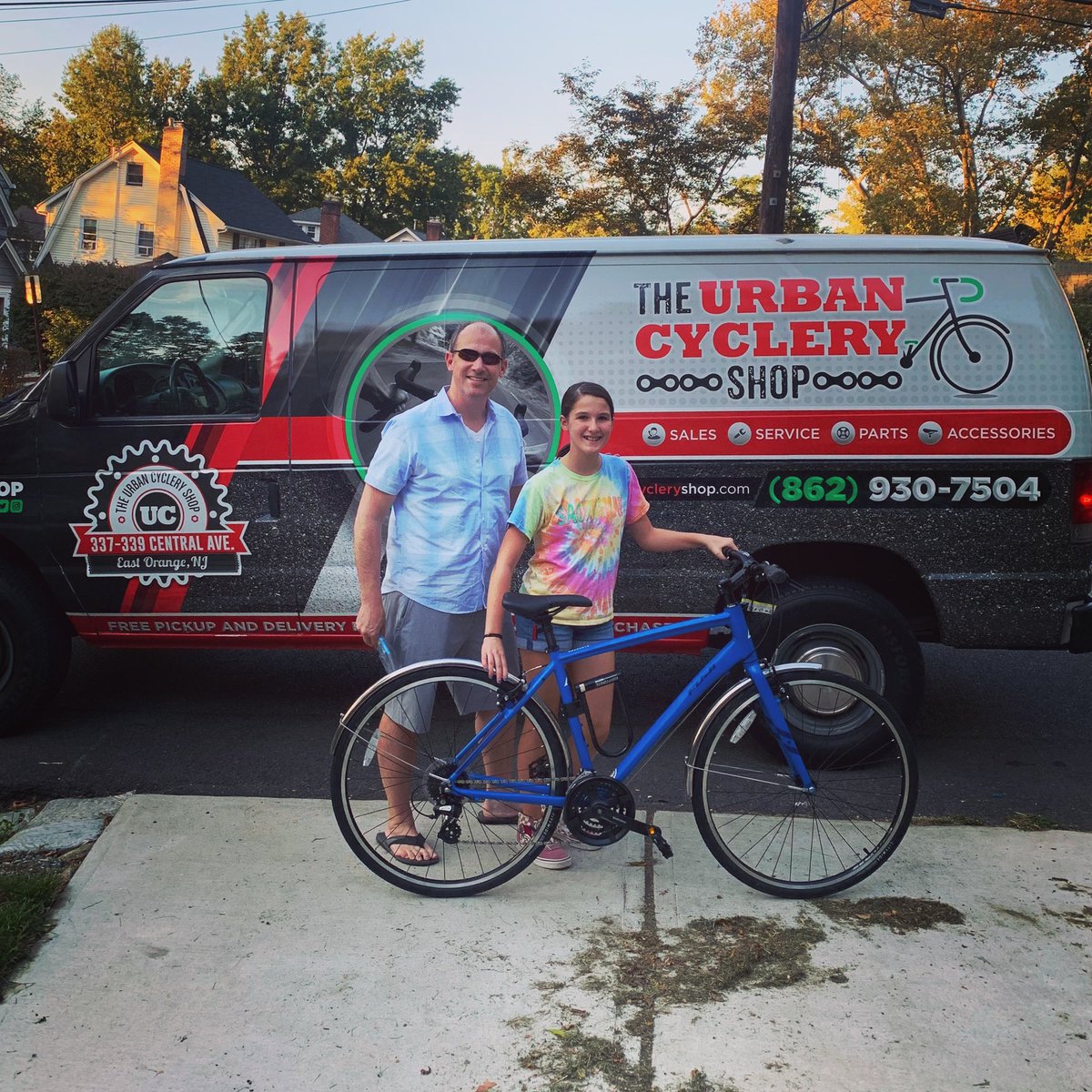 UCbikeshop's tweet photo. Thanks and appreciation goes out to Trevor who purchased his daughter this @fujibikes Absolute #hybridbike l#bikelife #newbikeday #fujibikes #fathersanddaughters #kryptonitelock #bikesbringbonds #cycling #cyclist #freedelivery #maplewoodvillagenj #pedalbike #theurbancycleryshop https://t.co/tQuEfXiWxX