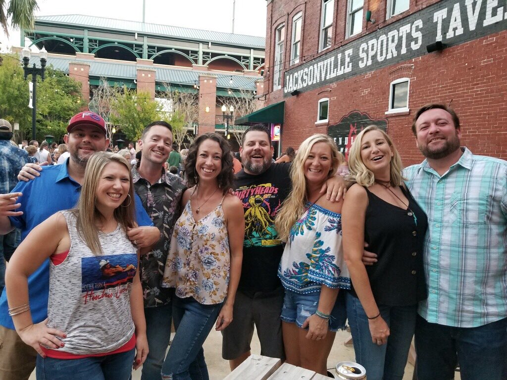 caseylynn_fla's tweet photo. #AlanJackson #DUUUVAL https://t.co/XupenBelZr