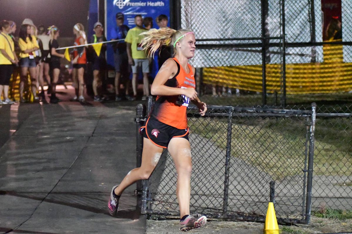 CMGreenePhoto's tweet image. Saturday night lights Girls Varsity A race- Hope Erbach from Waynesville takes the top spot. Finishing with a 19:01.7 @OHMileSplit @CentervilleSNL