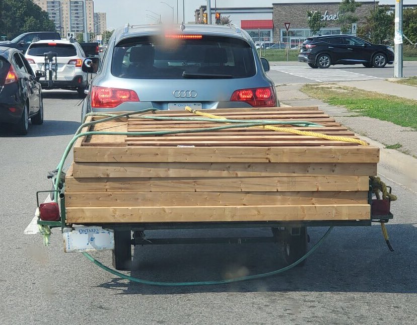 OPP_HSD's tweet image. Can someone reminds me what the working load limit (WLL) is for a garden hose?🧐 I don’t see working tail lights either 😒
#InsecureLoad #UnsafeTrailer
