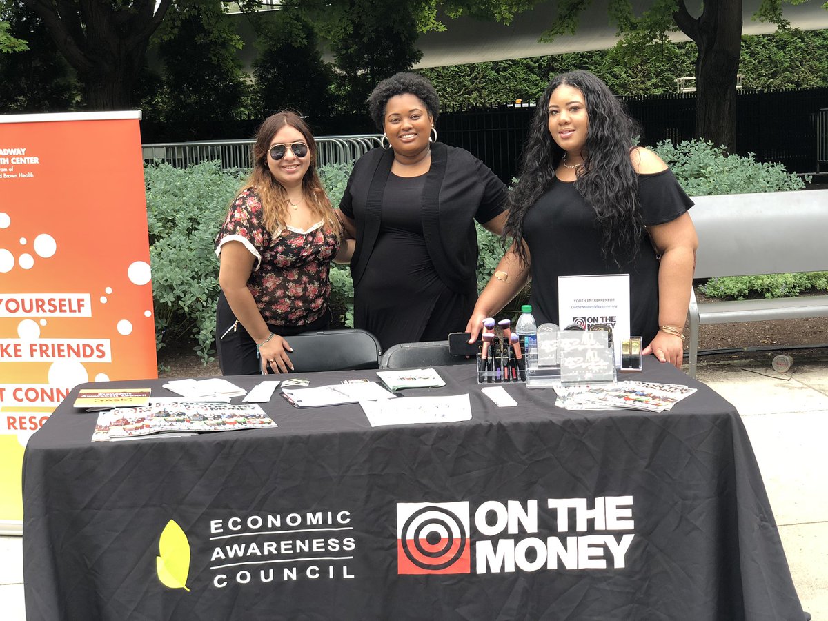 OnTheMoneyMag's tweet photo. Excited to share financial education at #YASFest in Chicago - showcasing our youth entrepreneur Gwenyth! @ChicagoParks https://t.co/UTlXMe13oI