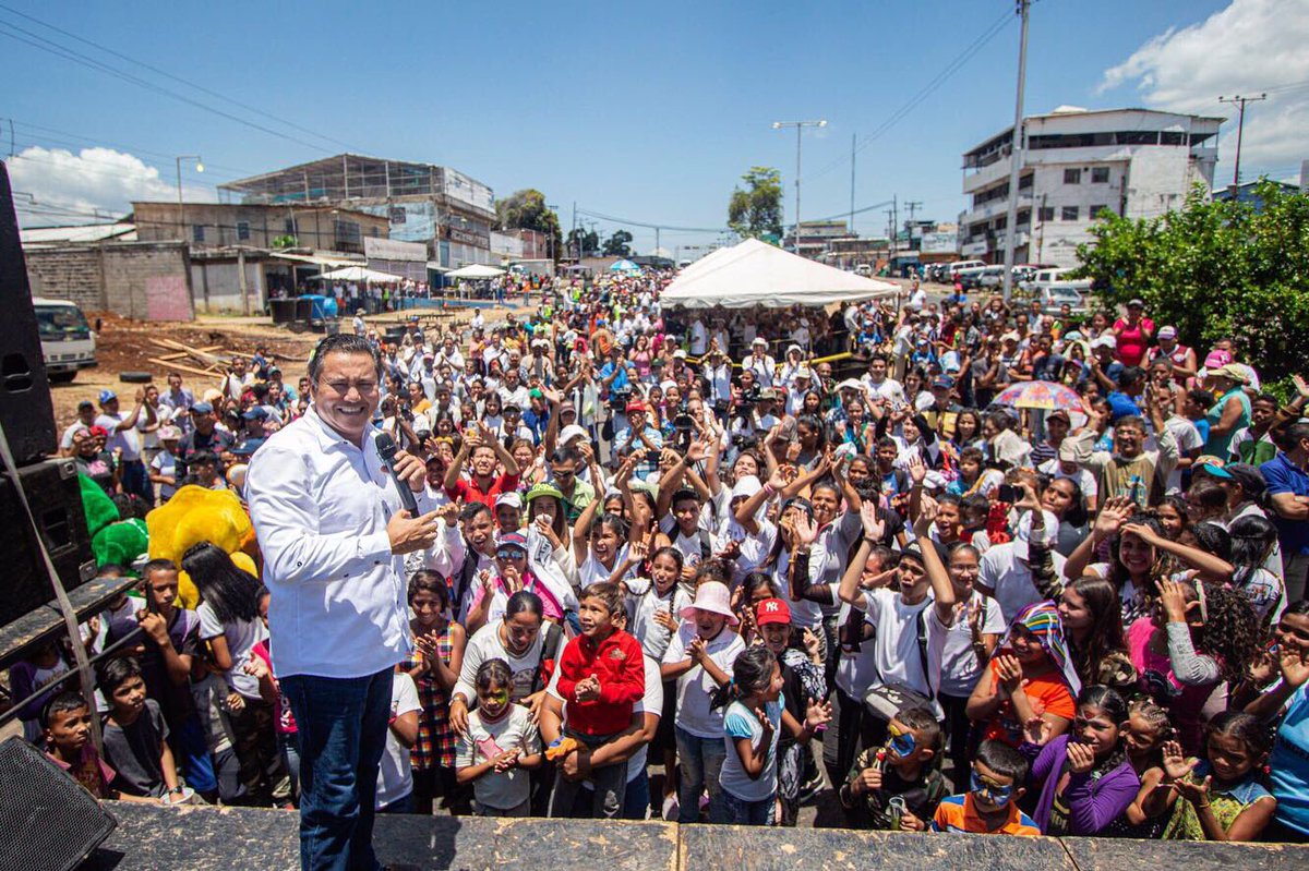 JAVIERBERTUCCI's tweet photo. Toqué sus manos y sentí sus ganas de echar pa' lante. Miré sus ojos y vi sus necesidades. El vigor que mantienen a pesar de la crisis es admirable y eso me da fuerzas para no rendirme. Haré todo lo que pueda para que esta pela se termine. #PrimeroEsLaGente https://t.co/QvqkrBLKte