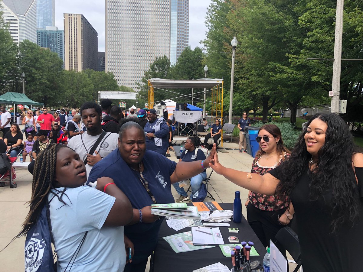 OnTheMoneyMag's tweet photo. Had a great time with @ChicagoParks at #YASfest in Chicago 2019! Speaking with 100+ youth! https://t.co/rK5xTEDPmU