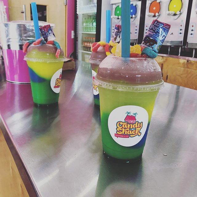 TPhilly17's tweet photo. When @jonathan.dwight and @mwscipione visit Houston ... Daquiris 2 Go https://t.co/R8zND74vAG