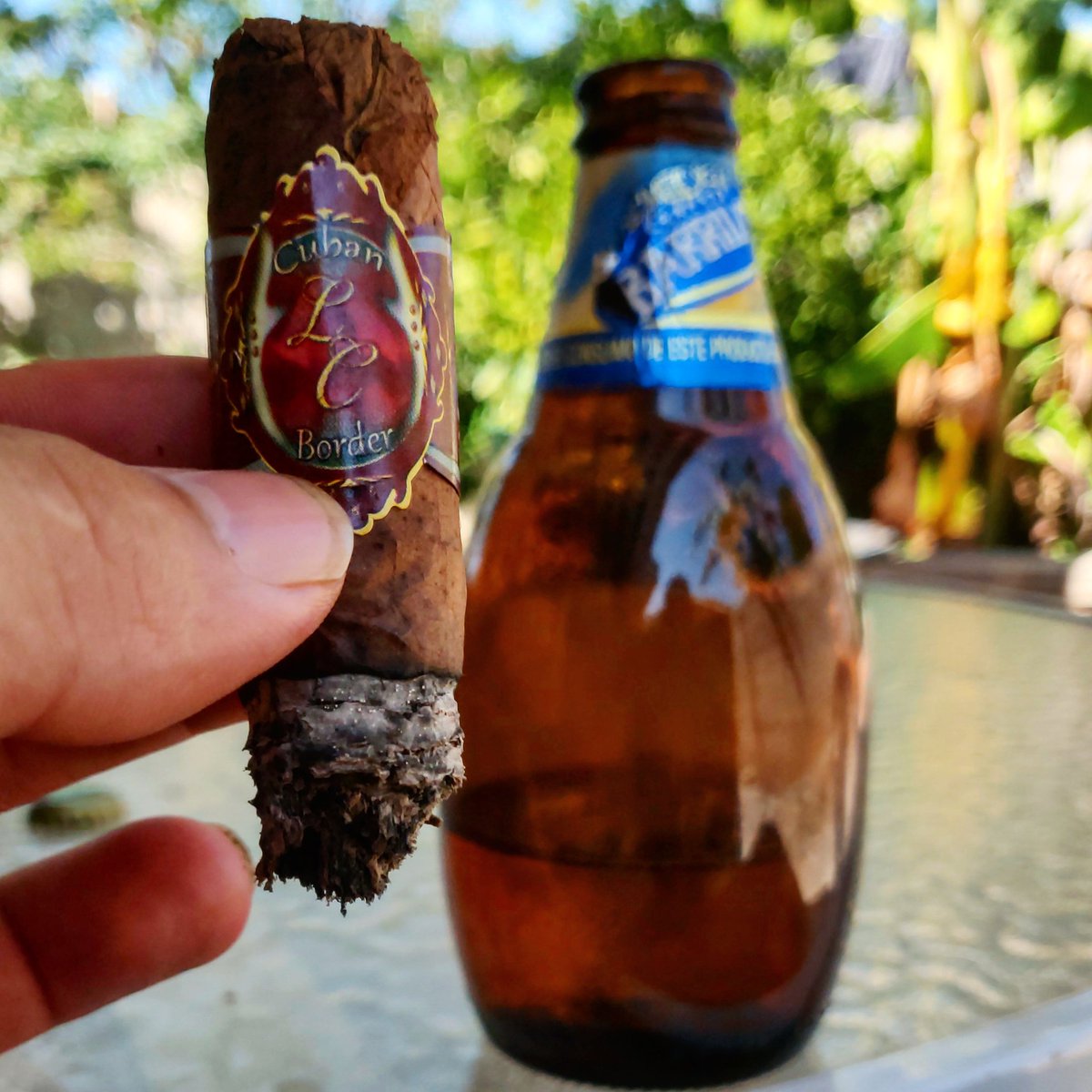 MartincdWfg's tweet photo. Pos ya que, si insisten que los acompañe. Pero nomás con una o dos (6) #CasaLovo #CubanBorder #CognacInfused #CigarPorn #CigarLife #CigarLover #LovoLover https://t.co/9LVkvsIYPg