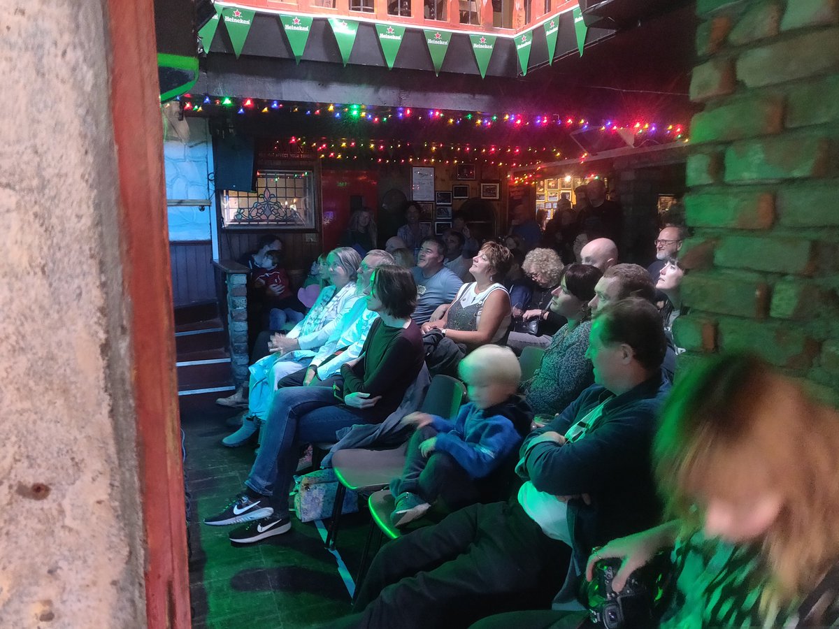 daithaigilbert's tweet photo. So far so good at the @Clonguitarfest  today. Seen @MideHoulihan @gimmebouts and @HawksleyWorkman #cigf19 https://t.co/7eIA6QrrLX