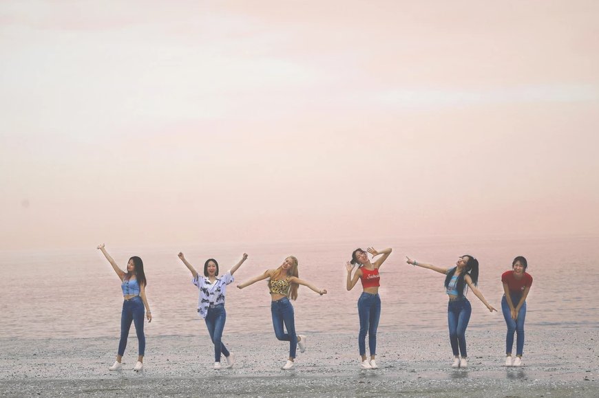 ViolettGrape's tweet photo. Discovered this kpop gg yesterday at 2 am they so talented but so underrated ): Someone knows where i can buy their album? 
#bebe6 #KPOP https://t.co/ImAbA2Pt3S