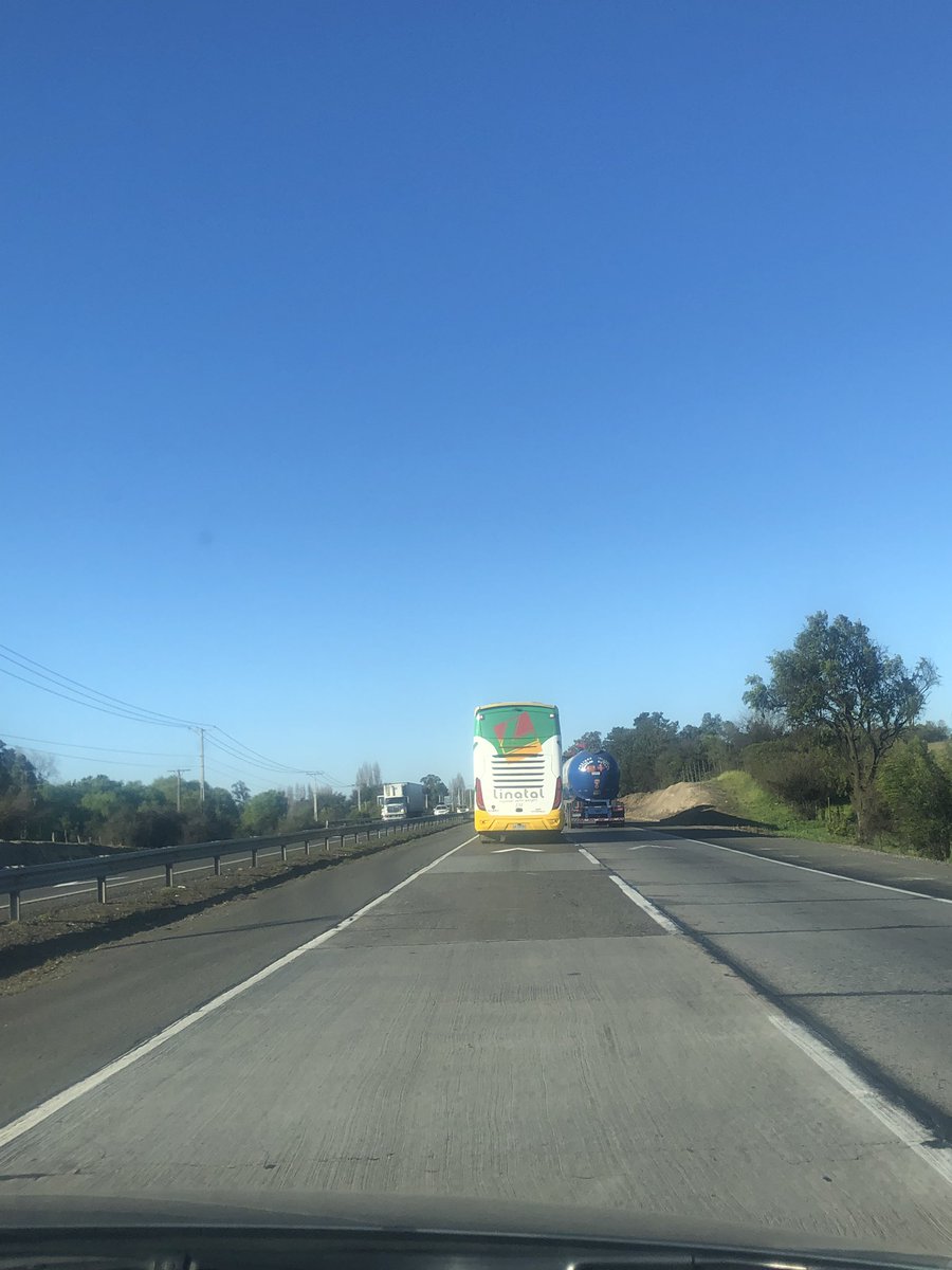 Vsh_Fyd's tweet photo. Este bus de la empresa #linatal que es de pasajeros va manejando como las reverendas, cambiándose de pista en poco espacio y sin señalizar, por conductores irresponsables ocurren accidentes #ruta5sur https://t.co/yvq2jhNcm5