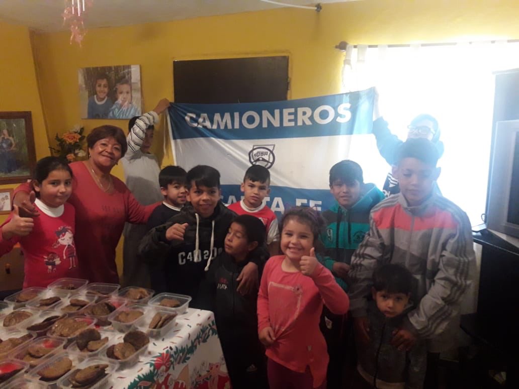Machucafer80's tweet photo. Otro sábado más que gracias a @AladioSergio los chicos pasaron 🚶♀️🚶🏿♂️a retirar la comida 🥘 por el #comedor del barrio #Beaudrix de la ciudad de #Roldán .
.
#CamionerosDeSantaFe
#AladioConducción ✌🏾✌🏾 https://t.co/dK60Ch96cD