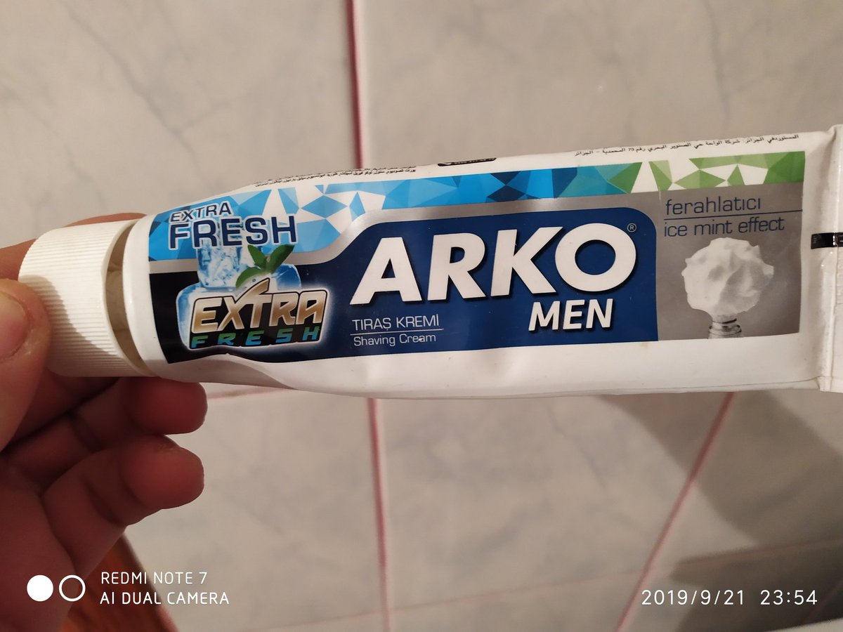 Arkadaşlar bu şekilde traş malzemesi kullanmayın  babam az önce diş macunu sanmış dişlerini fircaliyodu..