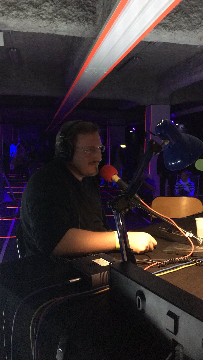Thomas Lasouygues nous explique son oeuvre « channeling » projetée sur la fabrique de théâtre présente sur le site du festival! 🙌🏼