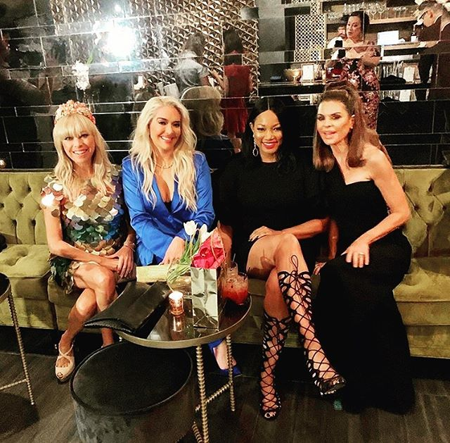 LALATE's tweet photo. That was fast! 👑
📺 #LALATE 📺 #EXCLUSIVE
#KyleCoronation on #RHOBH was Staged by Costar Seeking to Plot her #Dethroning?!
LIVE ▶️ ▶️
https://t.co/SYqifTC3Vb
https://t.co/xywf3RIf6B
11