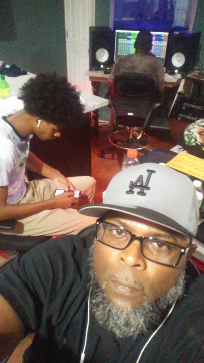 3FAH10's tweet photo. #3FAH10Brand #StudioLyfe #JetLifeStudios #MixByRich #HoldItDown 💪💯 https://t.co/0lHXOHQdgb