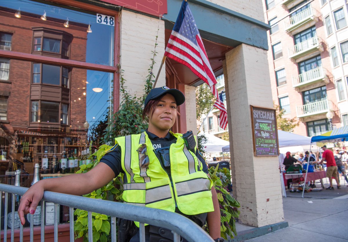 albanypolice's tweet photo. Today's weather couldn't have been any better for #LarkFest. Members of the APD, @FD_AlbanyNY, and @nyspolice were all at the event to ensure safety. Thanks to those who visited our officers and thanked them for their service. We appreciate your support! #Albany https://t.co/uWD9pxnxBp