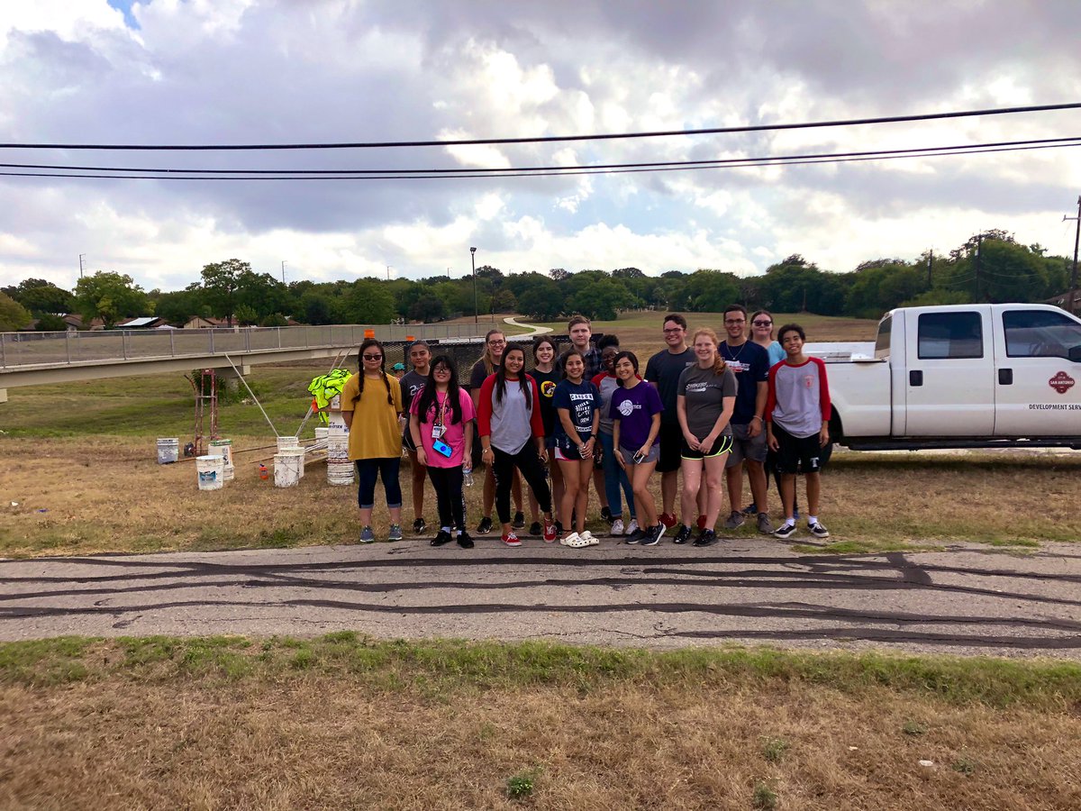 TaftNHS's tweet photo. Taft NHS members wiping out graffiti earlier today! #nhsrepresent #RaiderPride https://t.co/XYLnjI9lB7