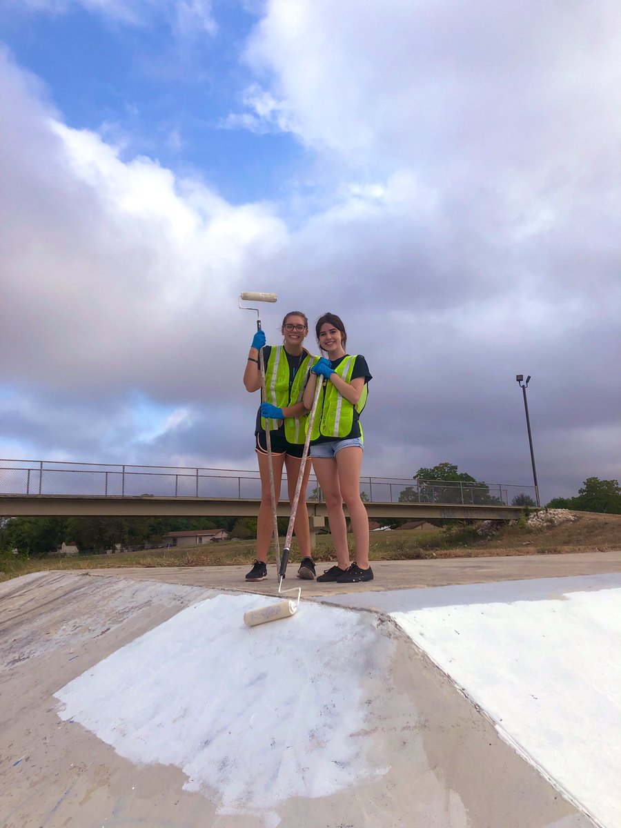 TaftNHS's tweet photo. Taft NHS members wiping out graffiti earlier today! #nhsrepresent #RaiderPride https://t.co/XYLnjI9lB7