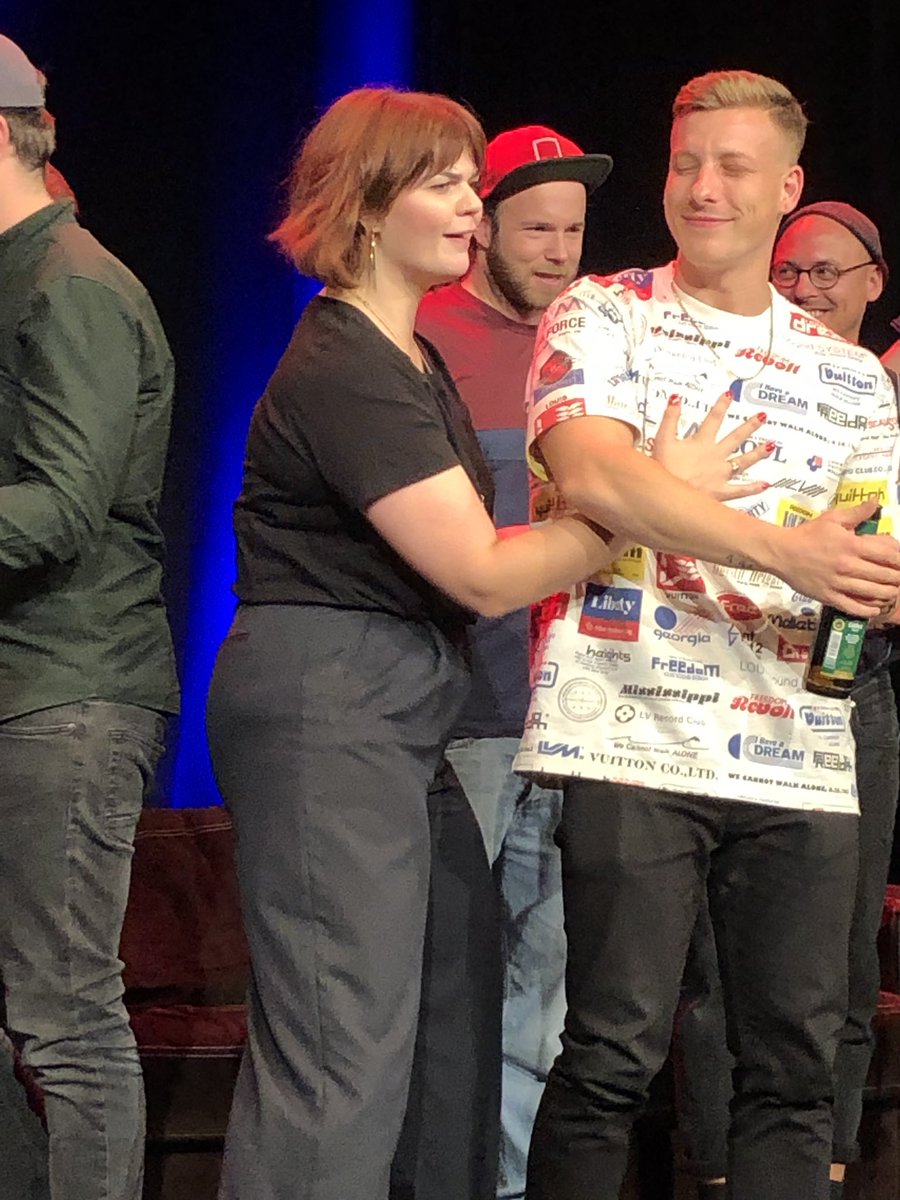 therealmaxbrown's tweet photo. Wenn @SophiePassmann @felix_lobrecht von hinten begrabscht fühlt sich das irgendwie ironisch an 🤔 https://t.co/tYnBtI4O0z
