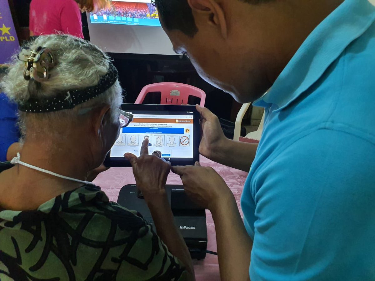 RedesdeReinaldo's tweet photo. No se nos quedará una casa en Cristo Rey! Si no sabes, te enseñamos!💪🏼💪🏼 @ConReinaldo y las #RedesdeReinaldo motivan el voto por un estado social y de derecho; pero sobre todo por el progreso. Vota 3, por @LeonelFernandez #IngridconLeonel #LaFuerzaDelPueblo https://t.co/y21F5qW7Ix