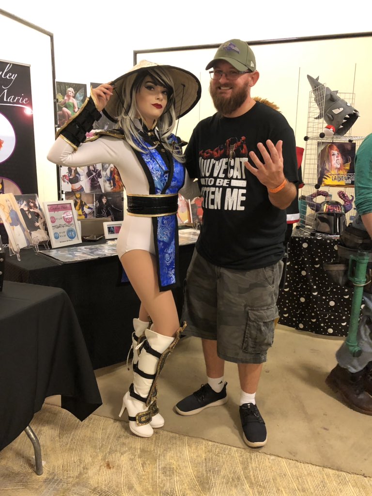 TFH721's tweet image. Always a pleasure seeing one of the nicest people ever! No I didn’t say that cuz she shoot lightning up my ass! @KayleyMarieCos @4statecomiccon