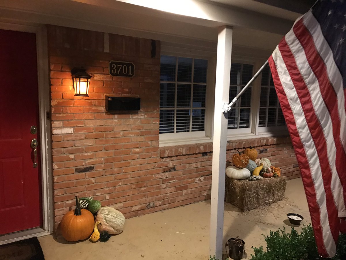 AustinLHoward's tweet photo. I prayed years of big prayers for this house. Iβm very overwhelmed with gratitude, even with the little things like being able to pick pumpkins to decorate for fall. Iβll never 4get where I came from and I remind myself constantly of his favor and grace. #ThatGoodLife πππ https://t.co/qL3HEpKojY